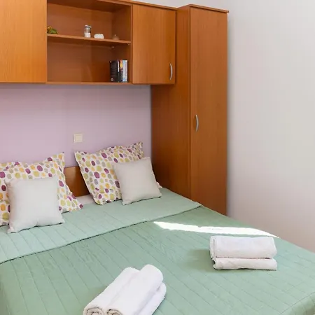 In With House Sea View Apartman